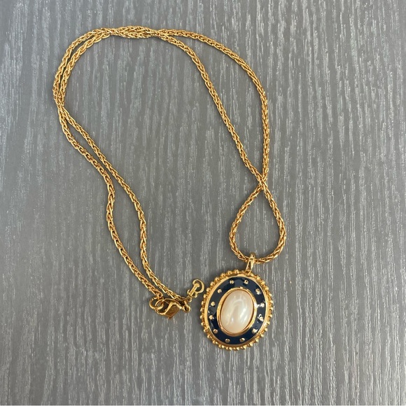 BURBERRYS Vintage Faux Pearl Enamel Oval Pendant Necklace - Picture 1 of 5